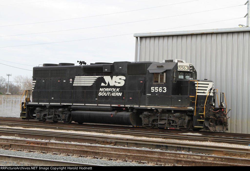 NS 5563 sits alone in Glenwood yard on Christmas day